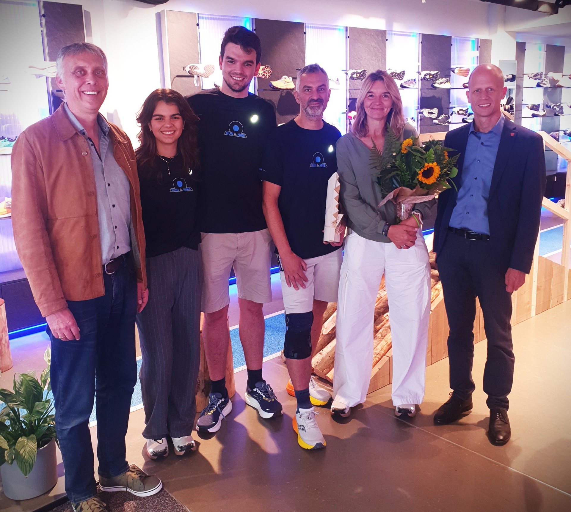 Bürgermeister Kai Louis und Stephan Otto, Gewerbe- und Verkehrsverein, gratulieren dem engagierten Team von „Sport THORA – Run & Hike“