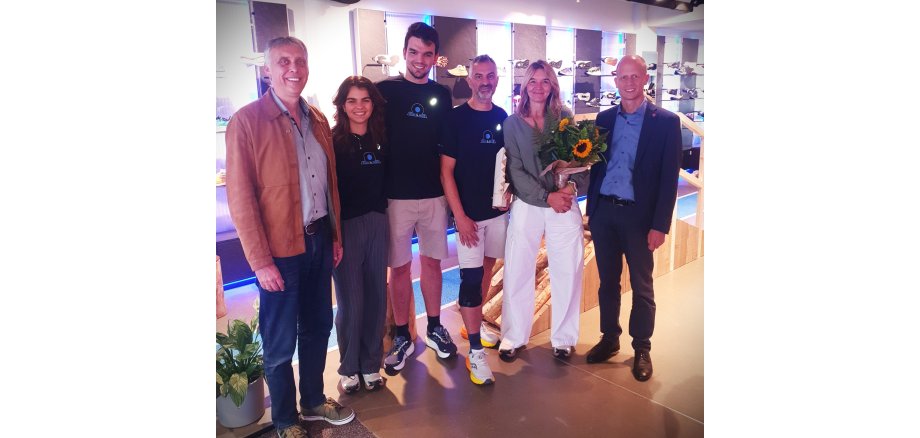 Bürgermeister Kai Louis und Stephan Otto, Gewerbe- und Verkehrsverein, gratulieren dem engagierten Team von „Sport THORA – Run & Hike“