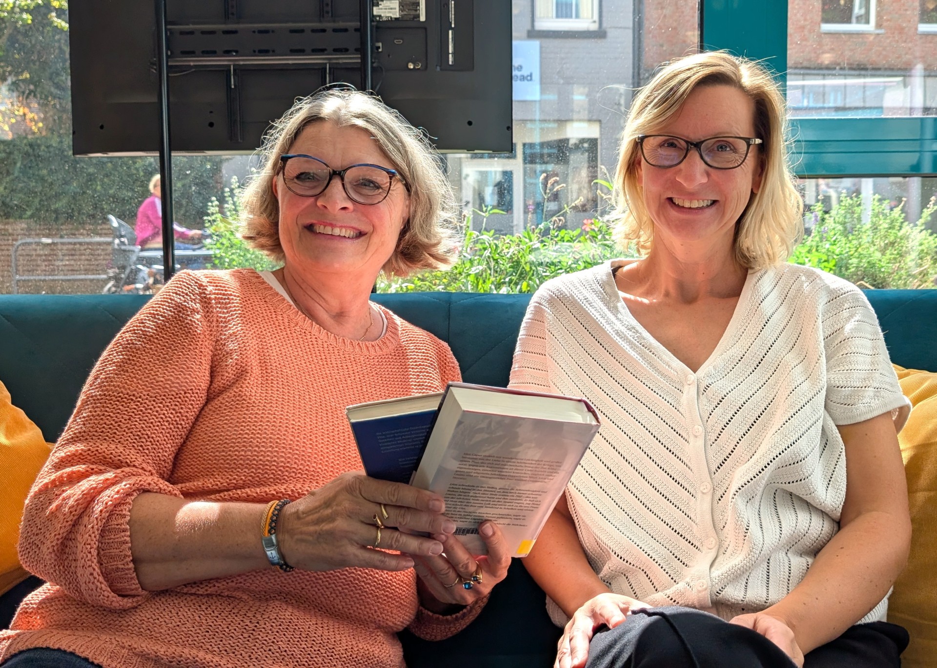 Ute Oberhagemann und Sabrina Wallek, Stadtbücherei Heinsberg, laden zum literarischen Austausch ein